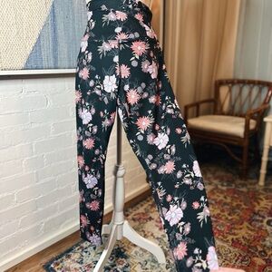 SO Goods The Sporty Pant Floral Leggings
